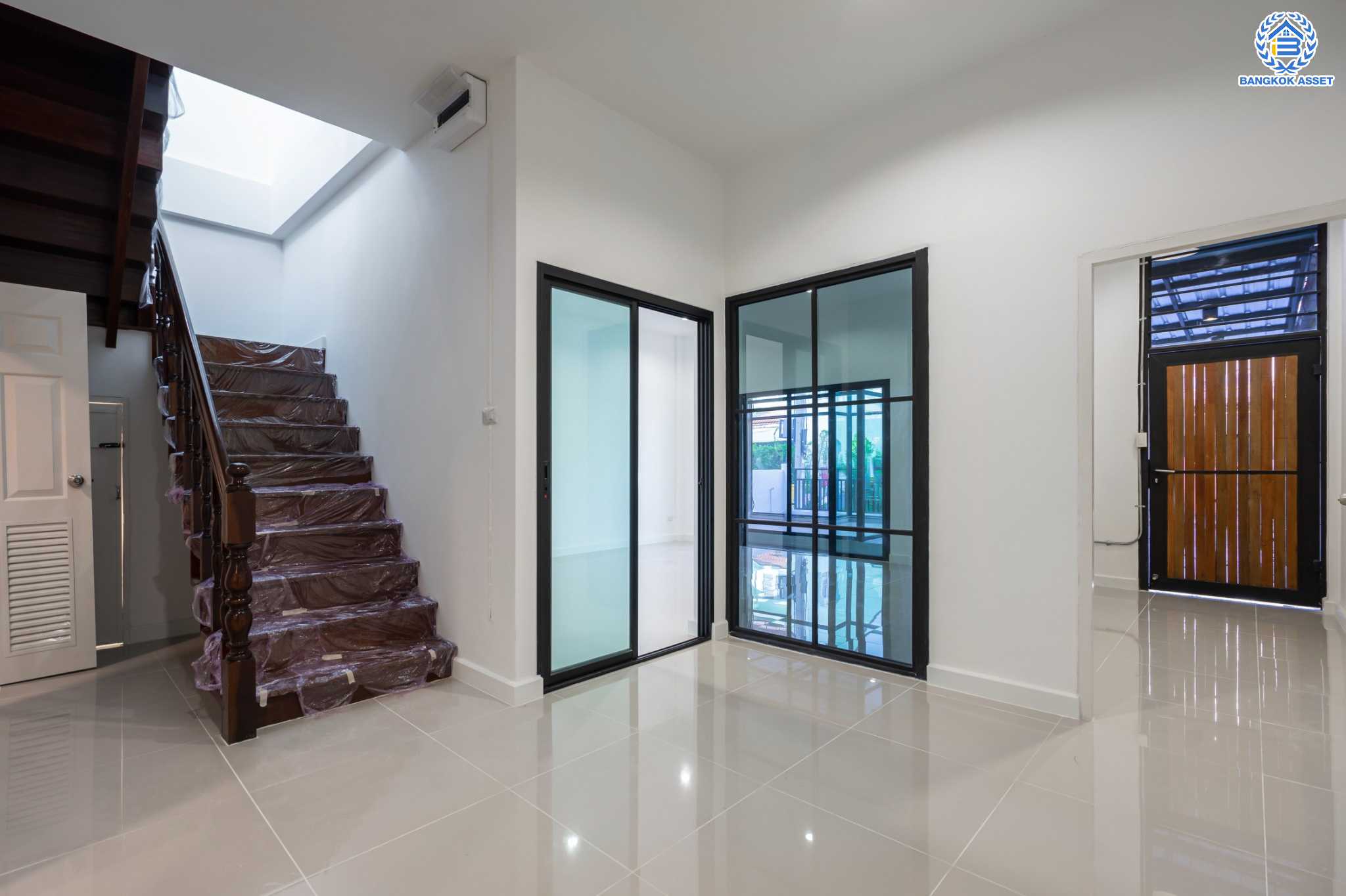 บ้านมือสองตกแต่งใหม่ ม.ซื่อตรง รัตนาธิเบศร์ หลังมุม หน้าโครงการติดรถไฟฟ้า "สถานีไทรม้า"!! เนื้อที่ 34 ตร.ว. ฟังก์ชัน 3 ห้องนอน 3 ห้องน้ำ 1 ห้องอเนกประสงค์ 1 ที่จอดรถ เชื่อมต่อได้หลายเส้นทาง ใกล้ เซ็นทรัลรัตนาธิเบศร์ และทางด่วน "งามวงศ์วาน"